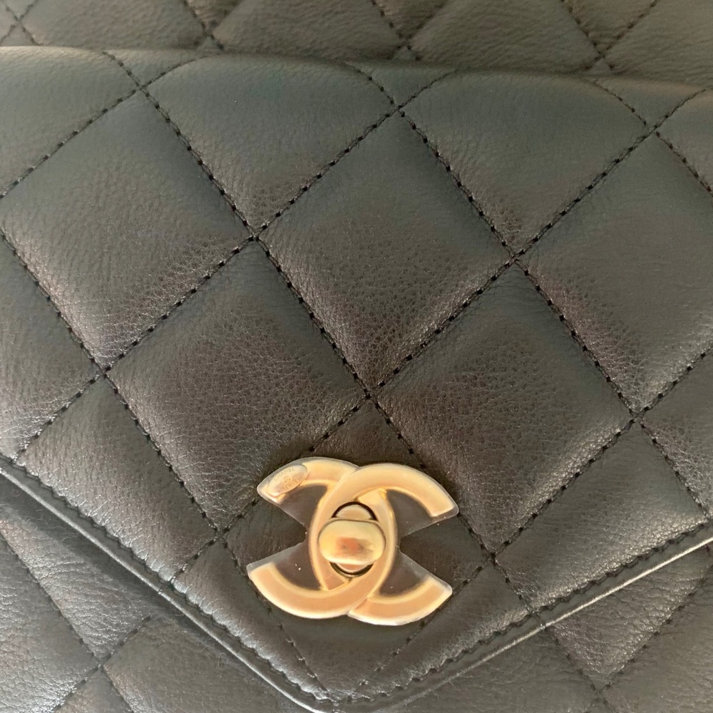 CHANEL calfskin waist body bag with gold chain - Picture 3 of 9